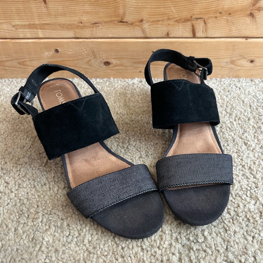TOMS Poppy sandal in black suede/denim